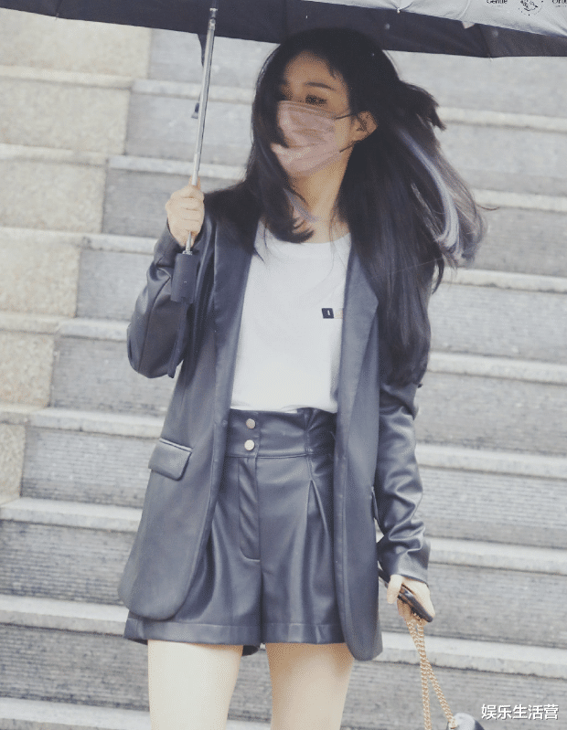 赵丽颖|赵丽颖《推理吧》路透曝光，挑染公主切搭配皮衣皮裤，造型酷飒