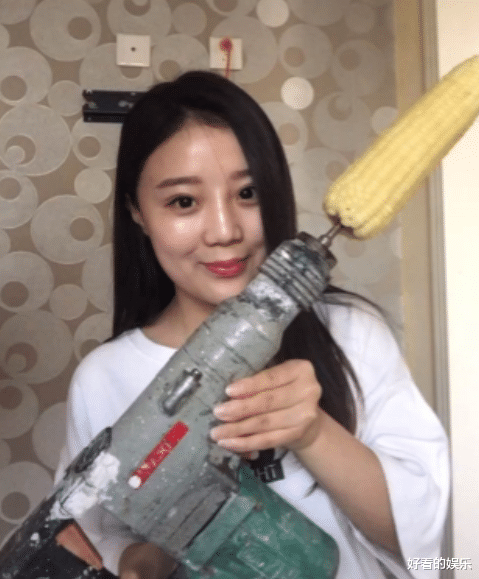 玉米|还记得用电钻吃玉米的“玉米姐”?近照头发浓密,身材微胖