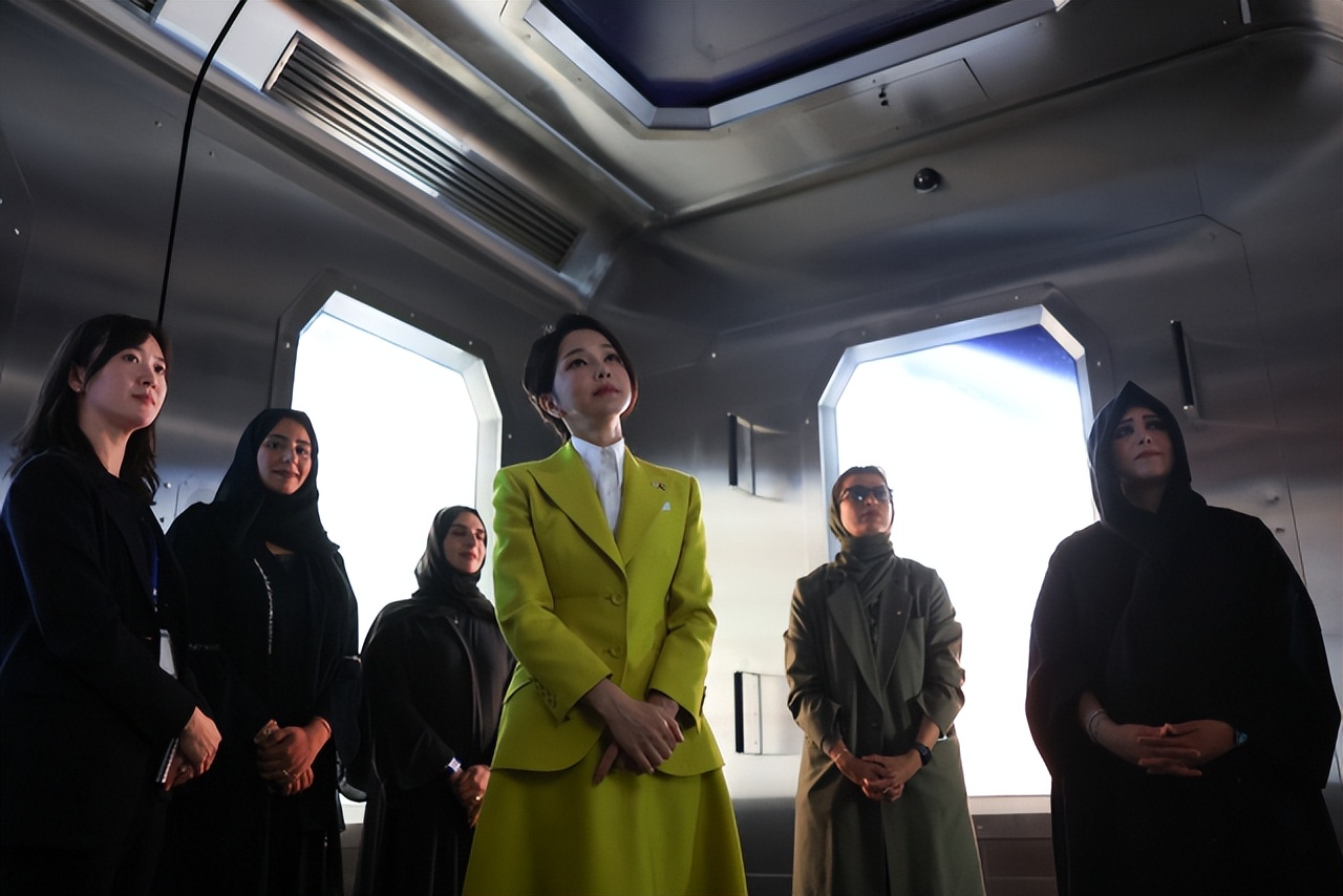 美甲 韩国夫人新年出访变“时装秀”?一天换4套美出圈,到瑞士又放招