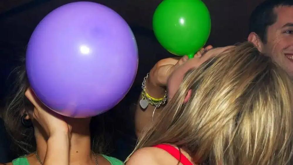 两女一男吸食笑气，短暂的“快乐”，却换来无法磨灭的伤痛