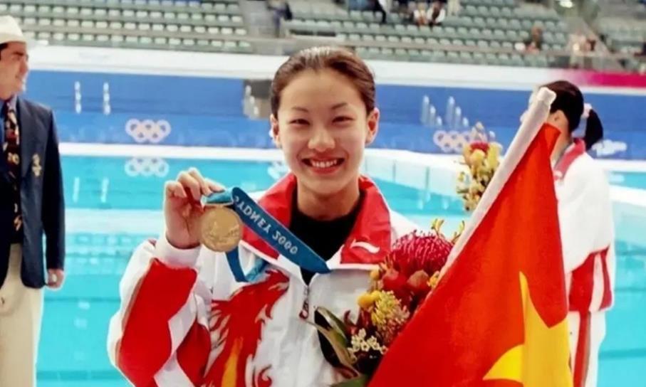 梁锦松|生了三胎后，67岁的梁锦松让41岁的伏明霞拼4胎，100亿买了大医院