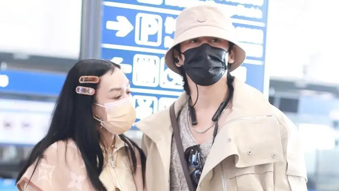 钟丽缇|钟丽缇真是老来俏！戴发夹机场同老公超腻歪，发际线后移大脑门抢镜