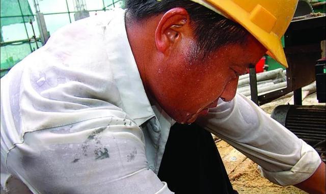男子在高温下工作险中暑,工友劝他歇歇被拒绝:儿子彩礼还没凑够