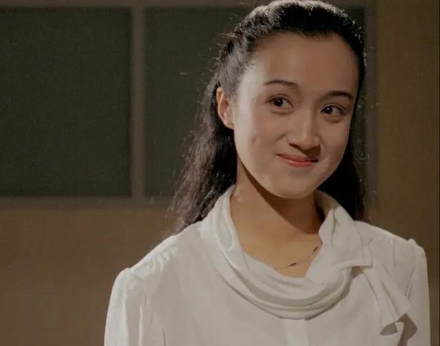 杨昆|拍卖别墅、直播带货、领2500的退休金,无儿无女的杨昆晚年有多惨