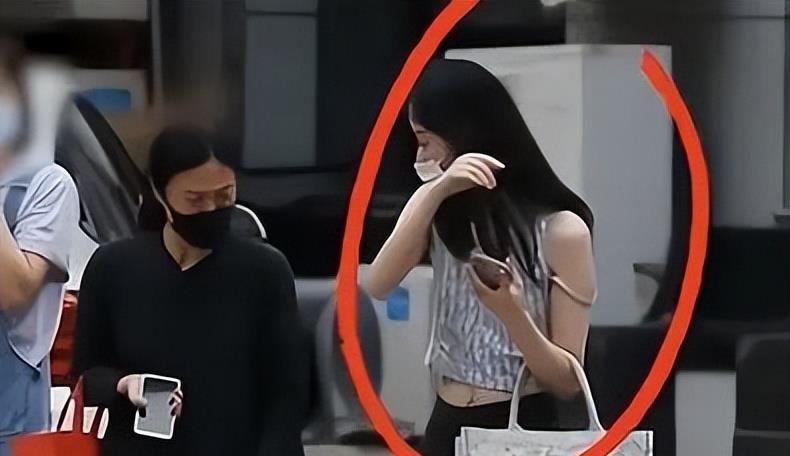 回顾:女子穿清凉装上街被大妈辱骂,路人怒怼:不要多管闲事