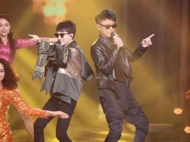 周深|《我们的歌》冠军周深李克勤，年龄差25岁，歌声默契却如天作之合