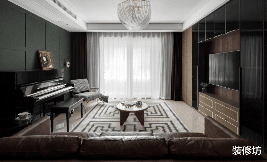 深色同样很优雅，耐看又精致，给人以舒适的生活体验