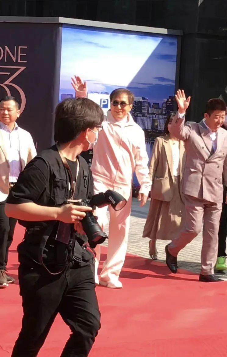 成龙|成龙即将到内地定居？乘坐直升飞机来杭州买房，获董事长亲自接待