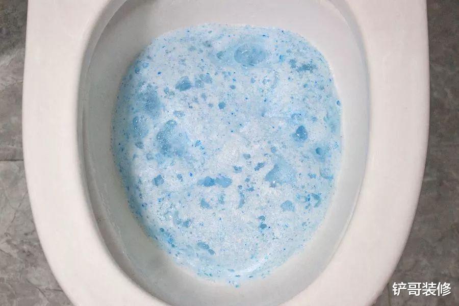 如厕后,“马桶盖”关上还是打开?我一直做错,难怪马桶又黄又臭