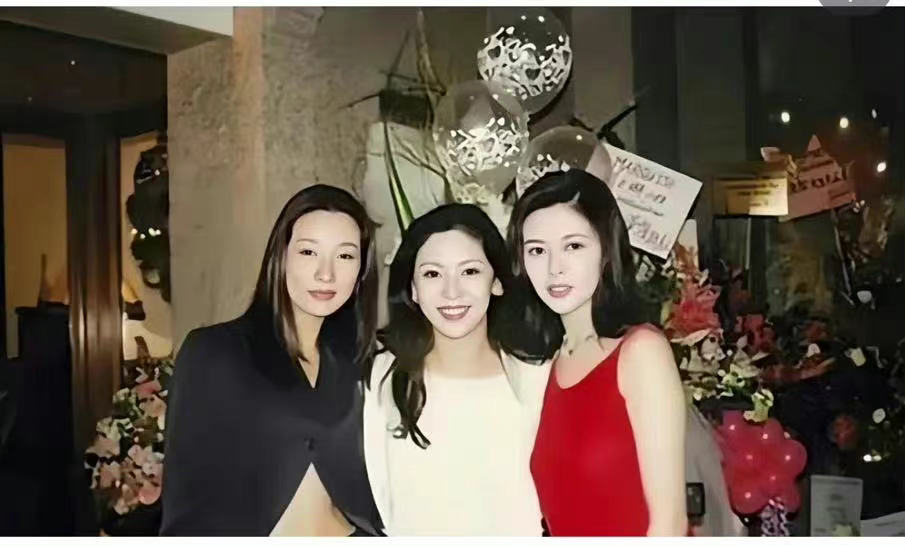 向太|向太晒年轻时照片，网友感叹她颜值不输明星，和郭碧婷才是亲母女！