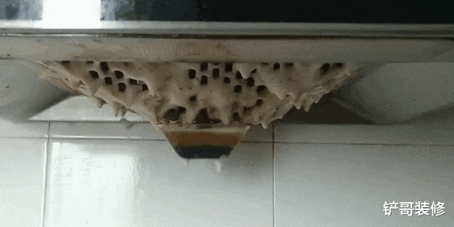 燃气灶天天擦还是油腻腻的？老保洁教你妙招，轻松去油无痕迹