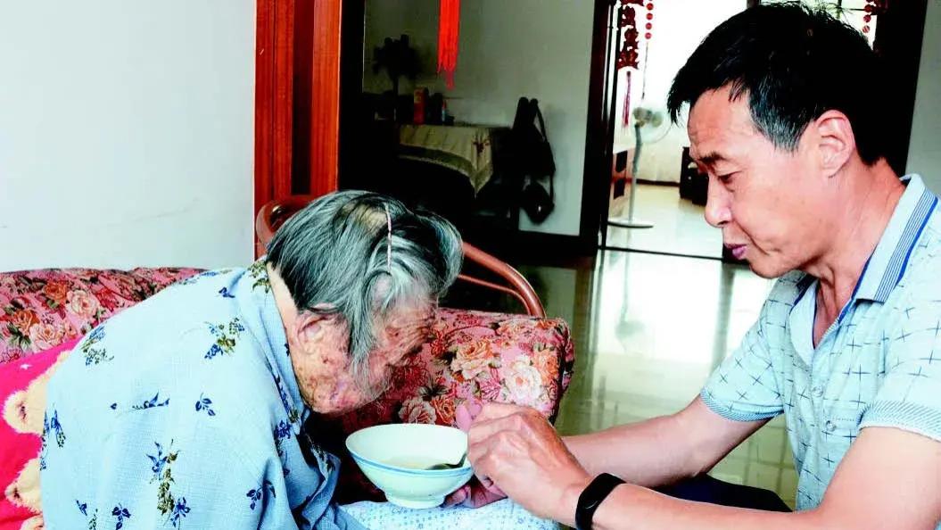 女儿去世了，女婿再婚，他不想再赡养我，我可不可以告他？