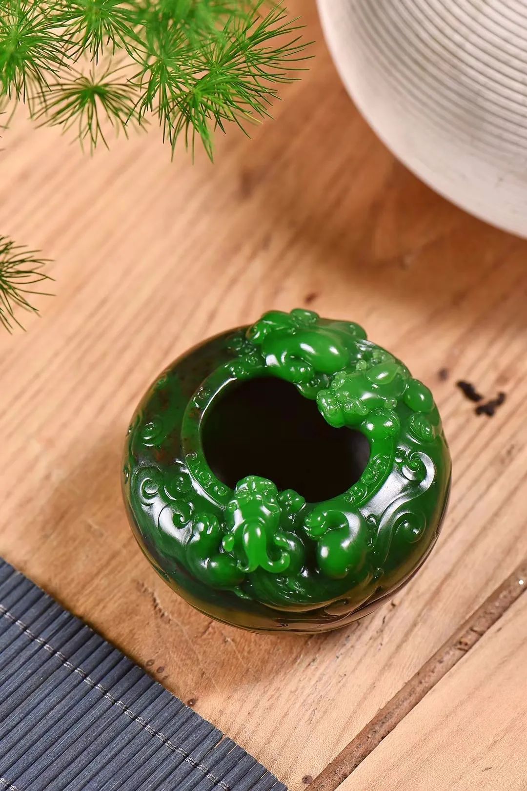 新疆维吾尔自治区|120万购入的无暇碧玉,竟还比不上带黑点的......