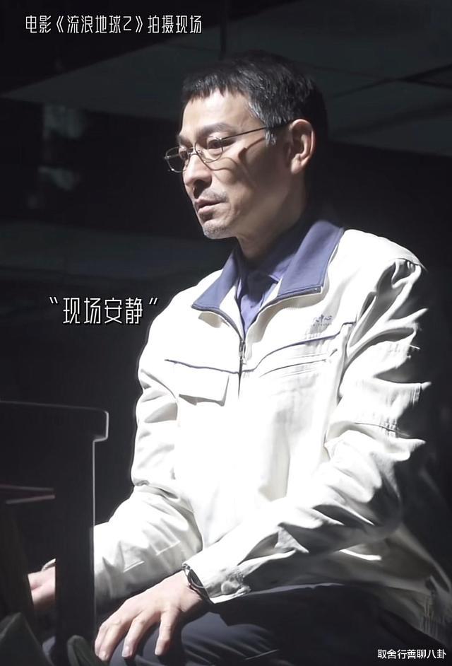 潘粤明|刘德华再演失儿老父亲，被性感女网红强抱，其做法引起热议