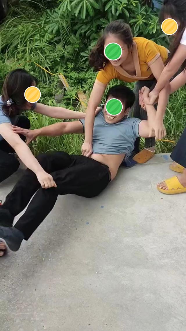 弟弟害羞不愿去相亲,三个姐姐把他绊倒在地,不让他逃跑