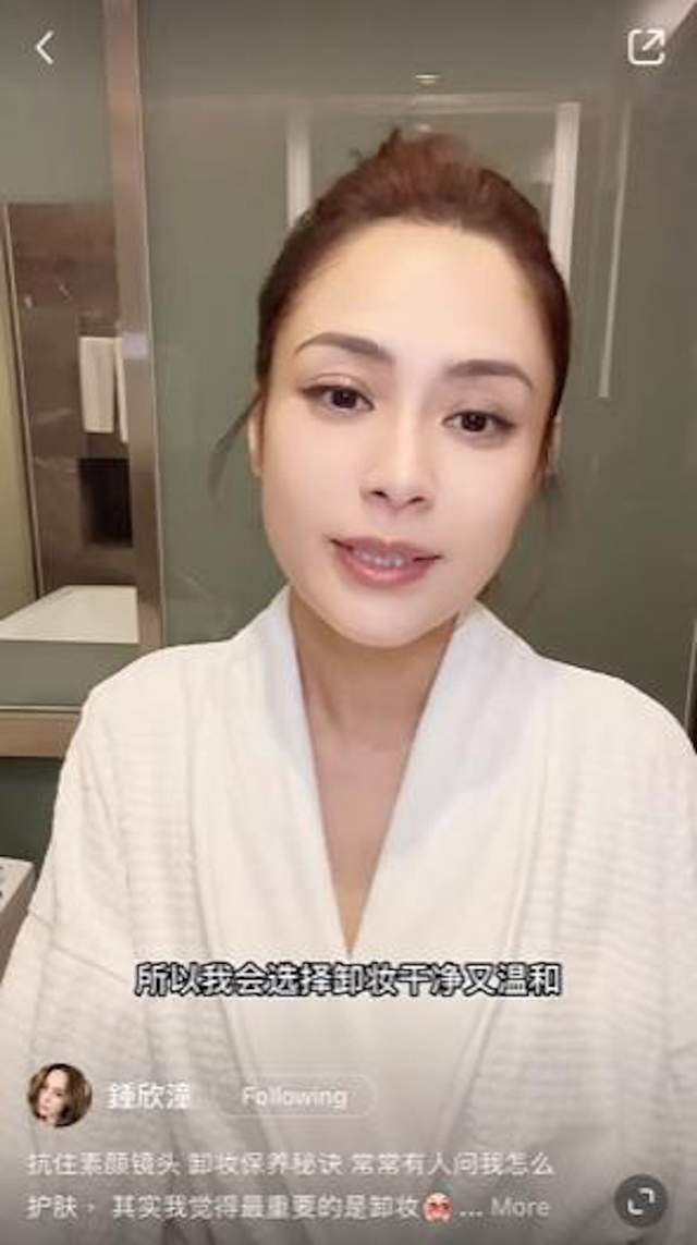 阿娇|钟欣潼机场裸妆大方示素顏皮肤白里透红 网点赞还是心中那个女神