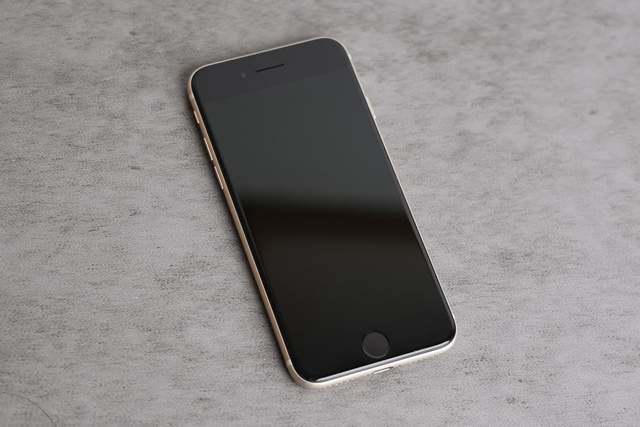 iPhoneSE|没必要为苹果辩解：iPhone SE三代就是干啥都不合适，只有拍照真强