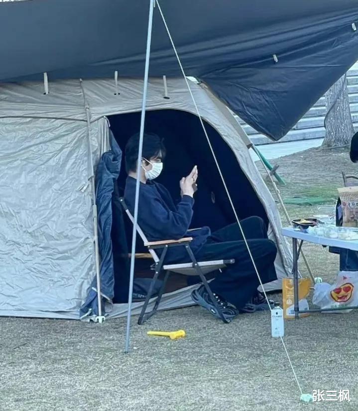 宋威龙|井柏然宋威龙公园露营被偶遇,相对而坐打王者,声称白纸上不签名