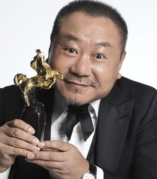 范伟|16年前范伟与赵本山“分道扬镳”,真的单单为了7千元演出费吗?