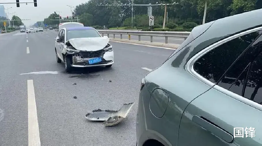 问界M5又一撞! 人送外号:陆地小坦克