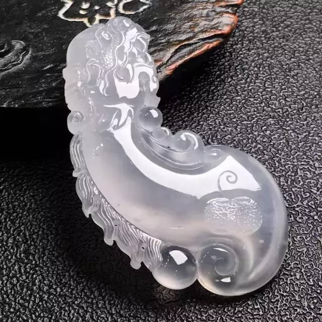 翡翠手镯|聊一聊翡翠和玉有什么区别呢？