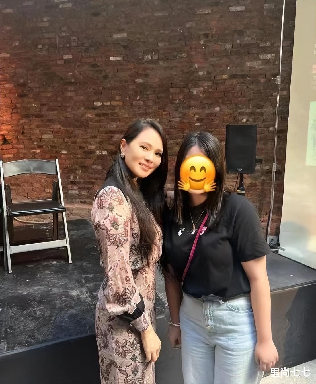 伊能静|伊能静的时尚感被儿子碾压了!母子公开站台,儿子装扮个性太耀眼