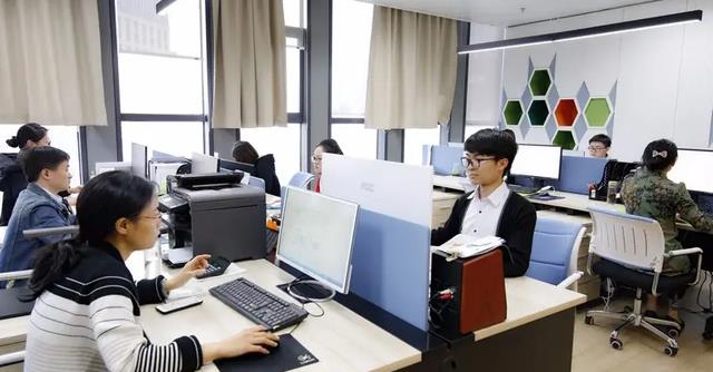 完美世界|“神仙工位”走红,办公桌旁边就是床,过来人:真以为是体谅你?