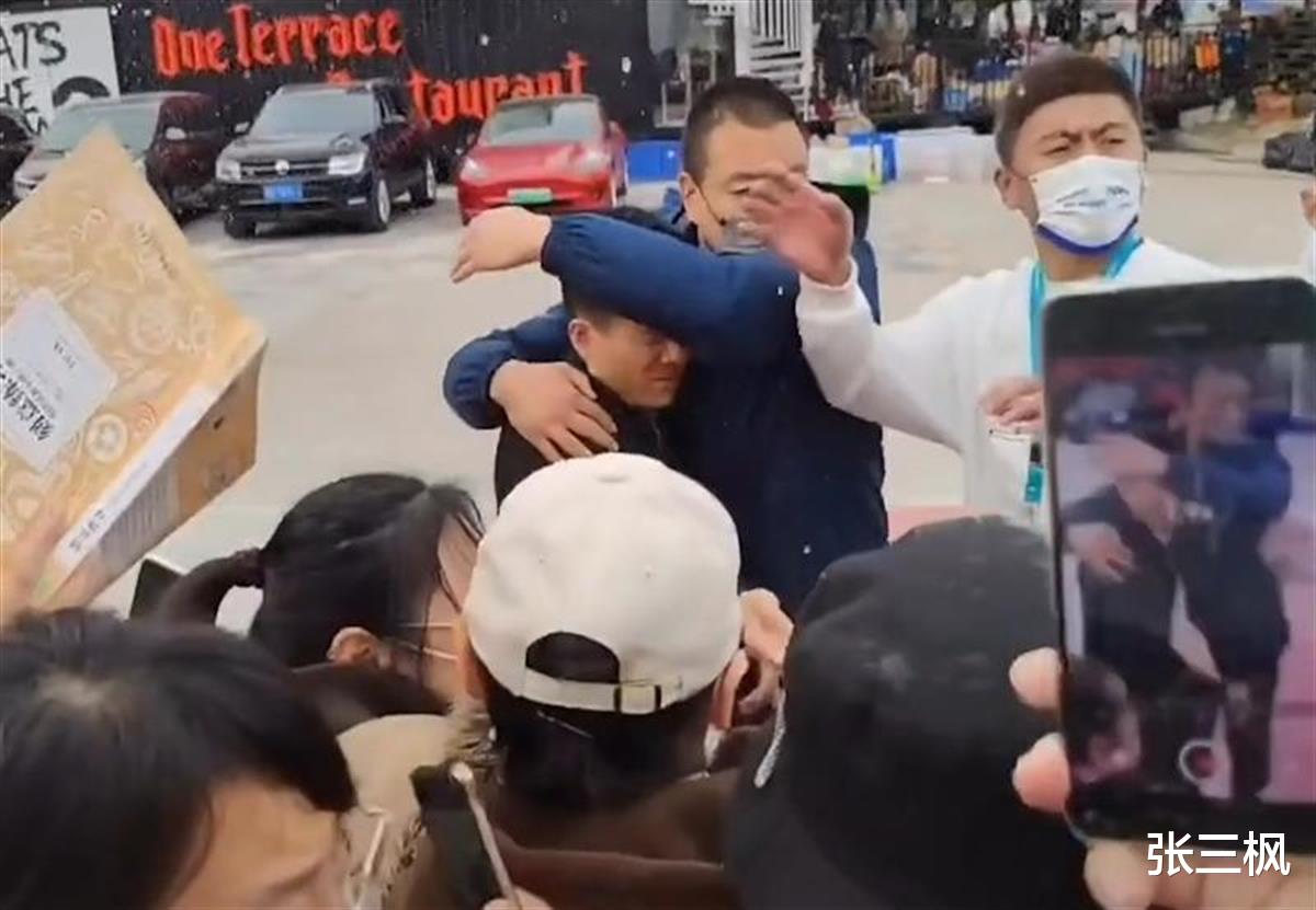 董宇辉被泼水事件后续:女子获得原谅已回家,泼水理由很牵强