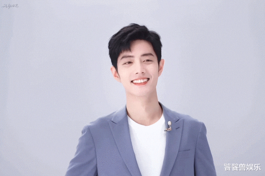 |肖战直播怼脸好绝,风波过后笑容都变了样,穿一套新西装更显身材