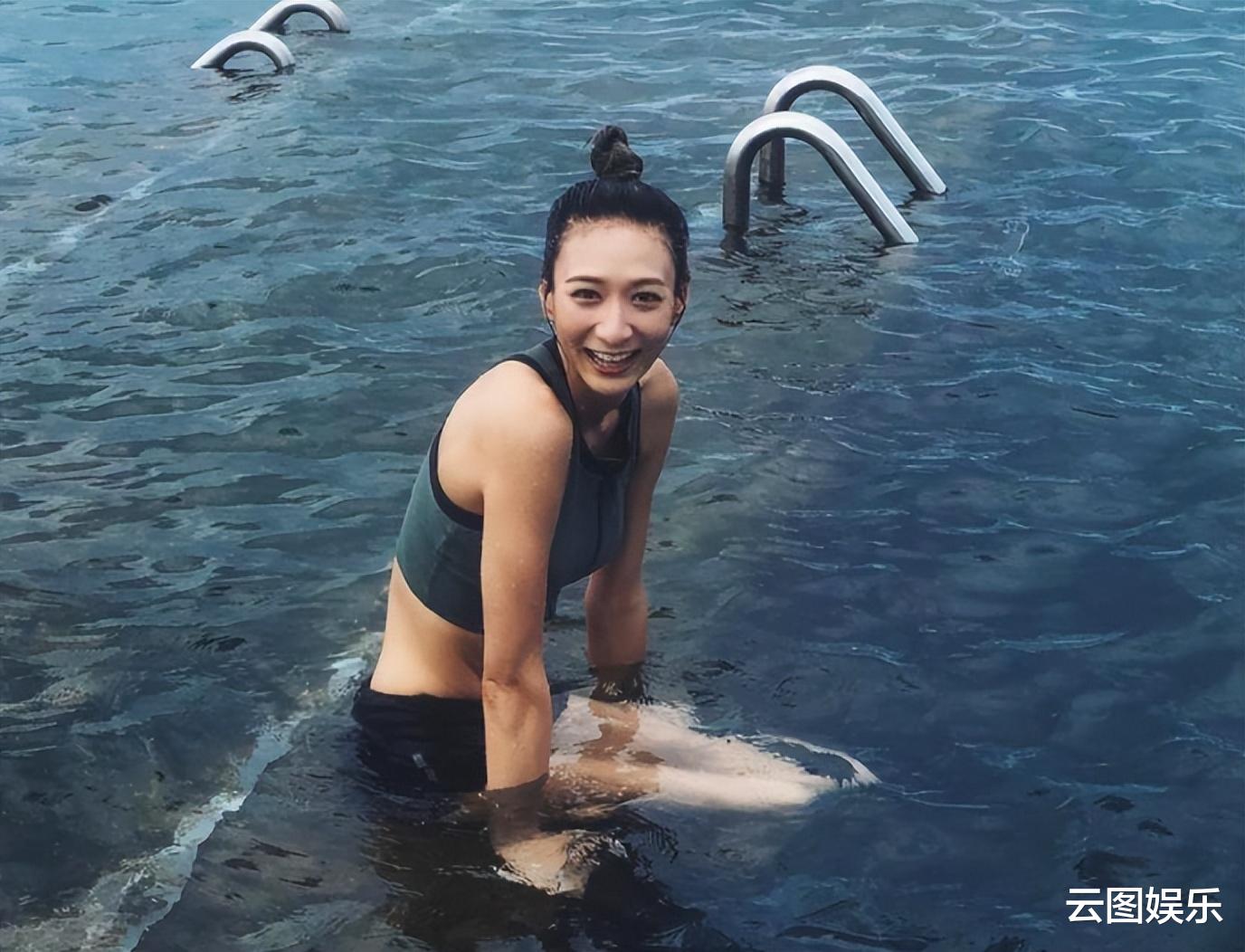 徐少强|徐少强女儿拍旅游节目,穿泳装大秀身材,突然下雨冷到头晕耳鸣