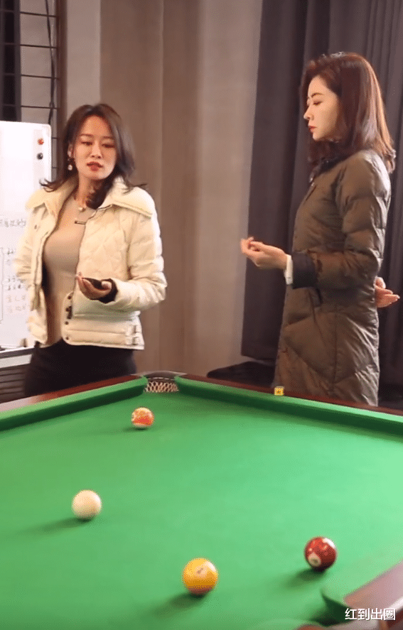 |41岁熊黛林阔太生活曝光，跟私教学习打桌球，穿棉袄被赞气质出众