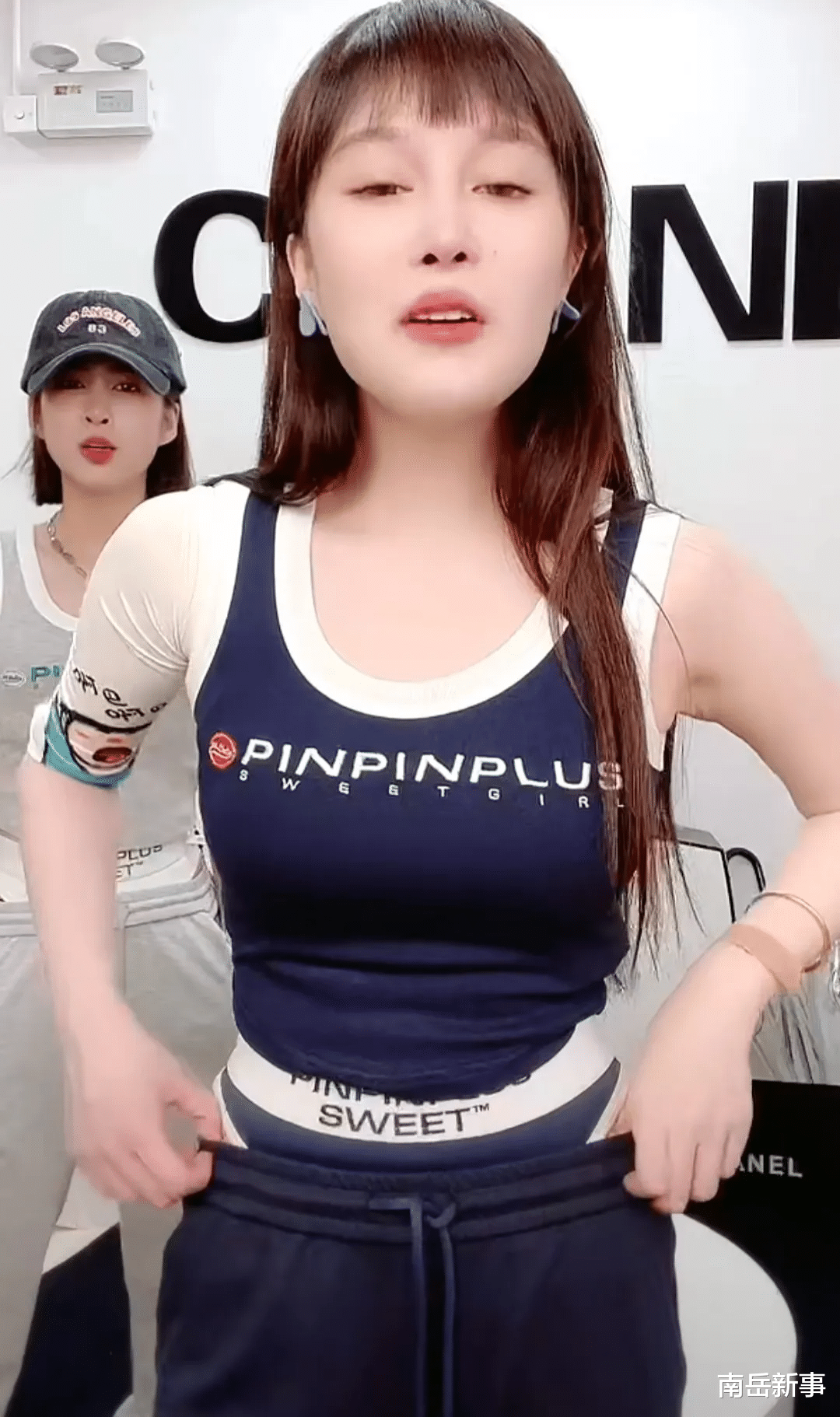 李嘉欣|辣眼睛！赵本山怒斥女儿穿着暴露，等于没穿！警告其不要丢人现眼