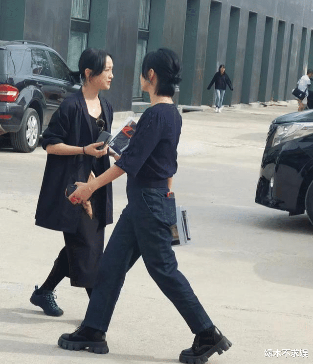 周迅|周迅录综艺被偶遇，穿平底鞋比157cm阿雅略矮，生图状态令人感慨