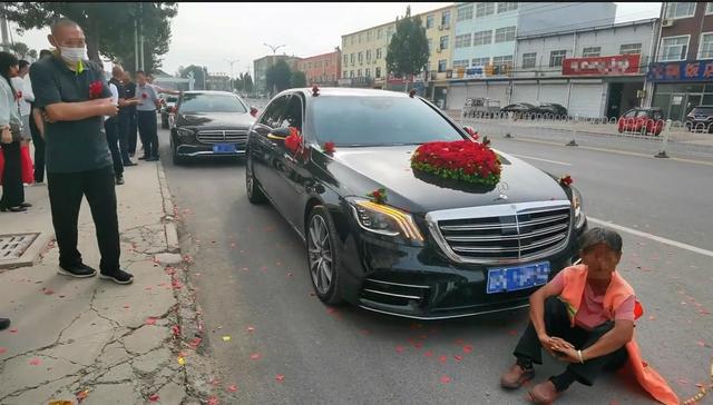 环卫工拦婚车要求清扫礼花