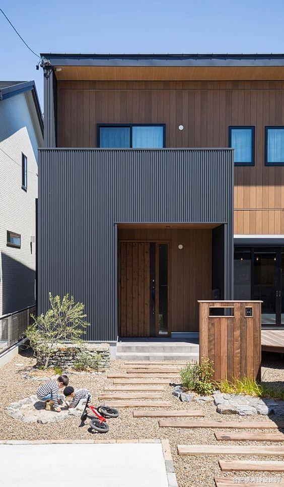 院子通铺水泥地过时了,甲板+草坪+沙地混铺,简单几种材料就很美