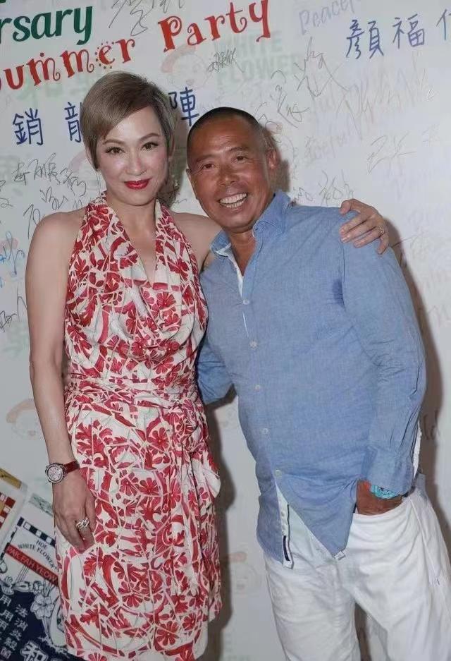 穿衣搭配 周润发前妻依旧“性感辣眼\