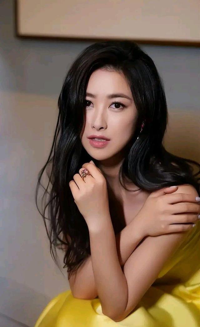 朱珠|朱珠美得贵气，身价也货真价实，不仅是富二代，也是红三代！