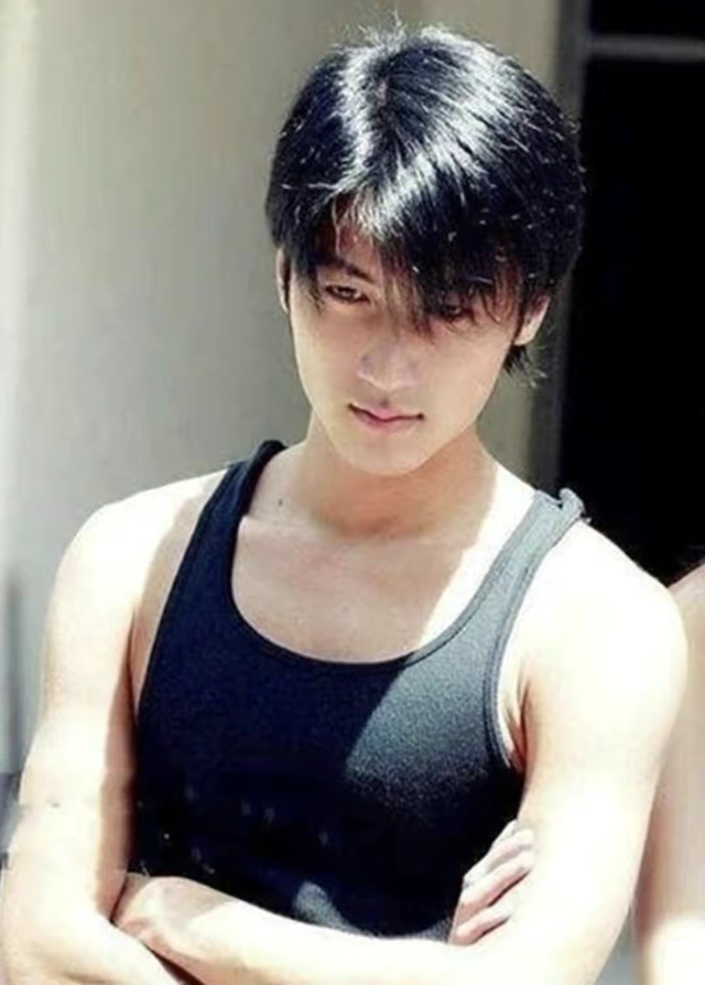 张柏芝|张柏芝15岁大儿子近照曝光,五官与谢霆锋差距大!