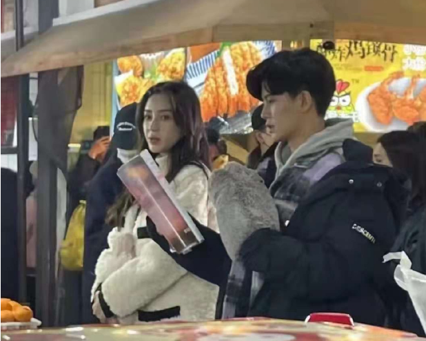 Angelababy|Baby菜市场拍戏被偶遇！光腿抱一个大热水袋，颜值太高被路人盯着看