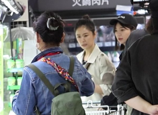 林心如|46岁林心如现身路边买菜，上围傲人秀腹肌尽显好身材，惹众人围观