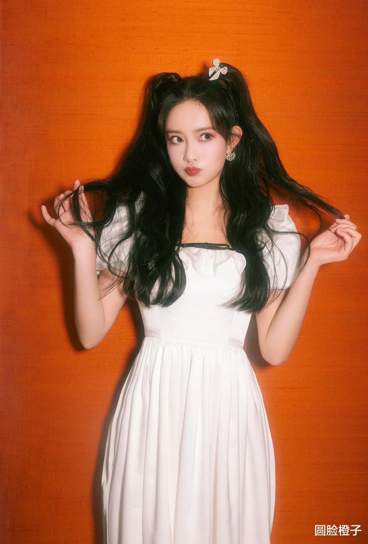 苹果 孟子义少女感太强了!白色连衣裙配双马尾,五官立体越来越有气质