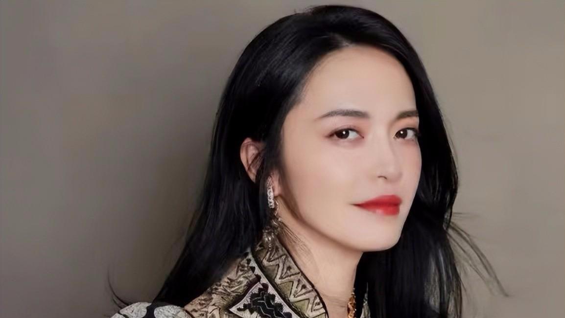 姚晨|2022年“红毯翻车”的女星：孙俪太土，周冬雨干瘪，姚晨像女妖精