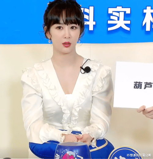 杨紫|杨紫一天两场活动,厚重齐刘海审美倒回10年前,被指影楼风太浓