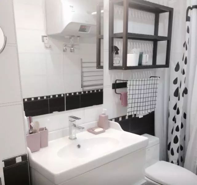 厕所再小,马桶旁也能“挤出”收纳!晒晒这20个案例,实用极了!