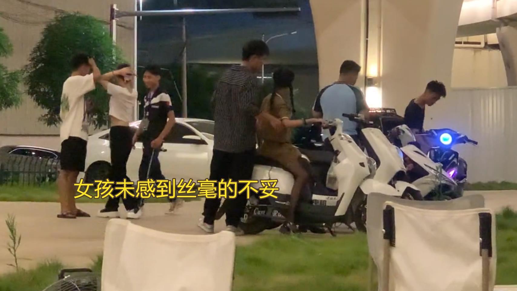 鬼火少年带着女孩深夜外出,女孩穿黑丝短裙在车上拍照
