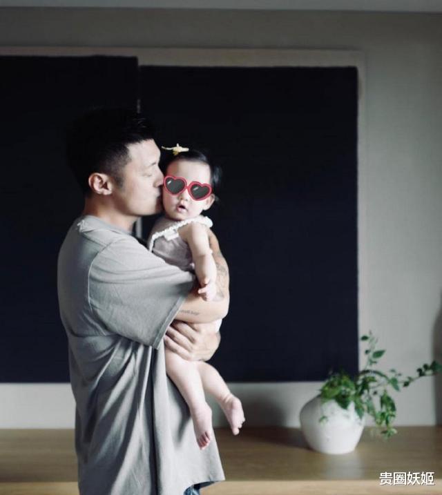 余文乐|余文乐与儿女近照,儿子高高瘦瘦超帅,妹妹越长越好不像早产儿