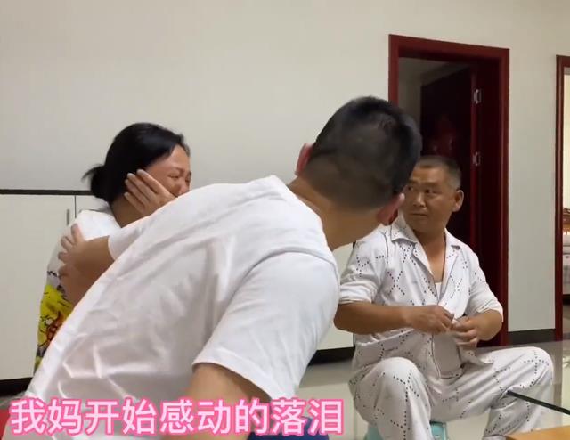 湖南一女子怀孕后突然送礼物给爸爸,妈妈一脸兴奋,爸爸表情亮了