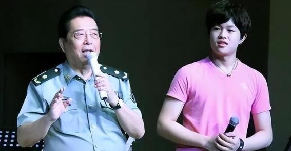 李双江|疑李双江一家三口其乐融融，你们可还记得10年前那个受伤的女孩子