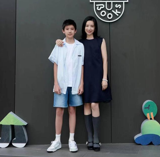 董洁|董洁骑万元单车出行！素颜俏丽纤瘦似排骨，坐小马扎大口吃麻辣烫