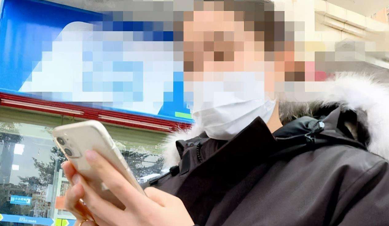 在江西萍乡,70后女子陈某无意间发现丈夫竟然和陌生女子赖某在车内搂搂抱抱